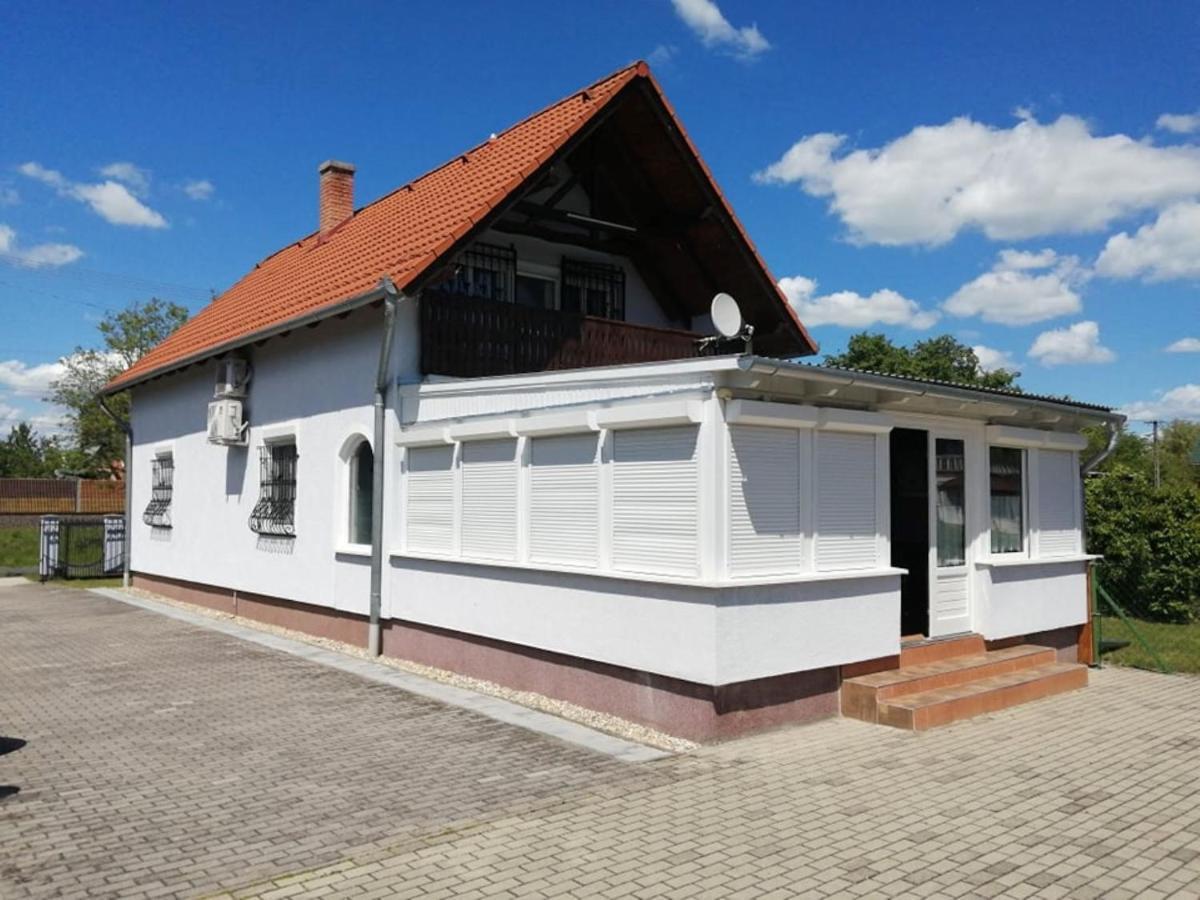 Schoenes Ferienhaus Mit Grossen Pool 250 M Vom Balaton Balatonmáriafürdő 外观 照片